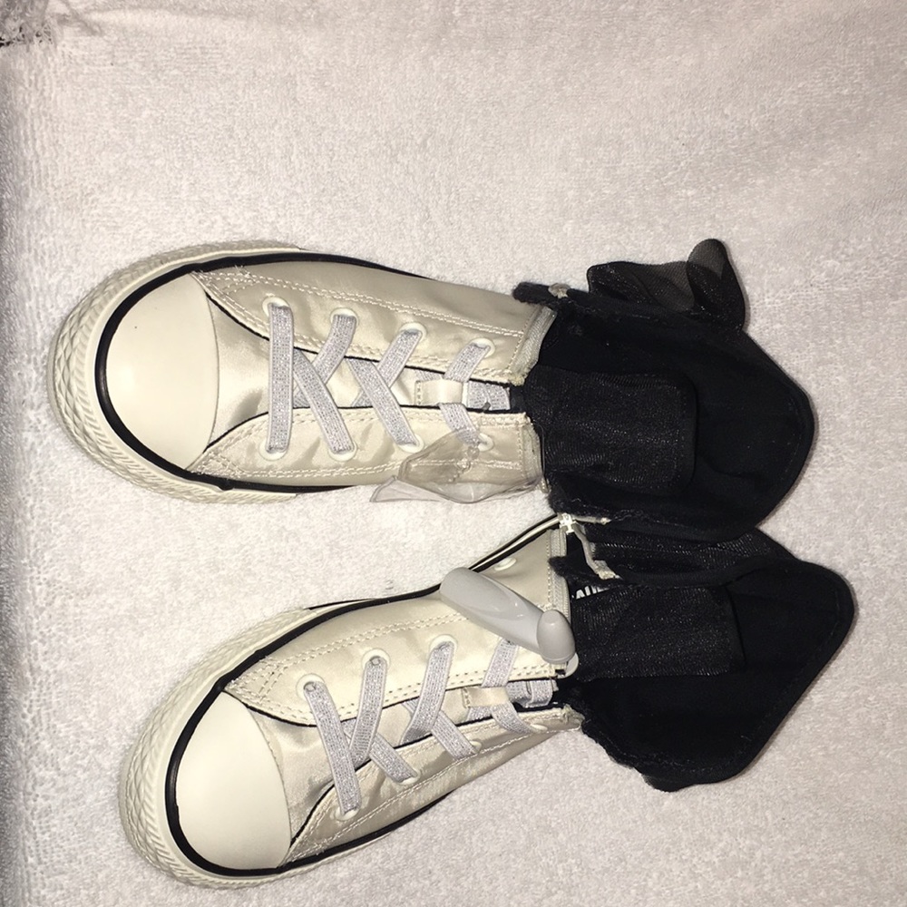 Casual sneakers with ruffles